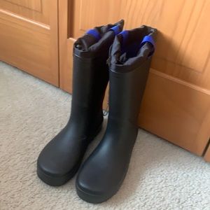 Rain boots NEW. Size 4 Youth